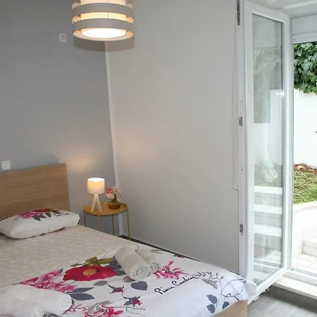 בית הארחה With Garden