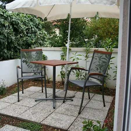 בית הארחה With Garden 3*