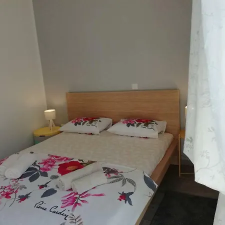 With Garden בית הארחה