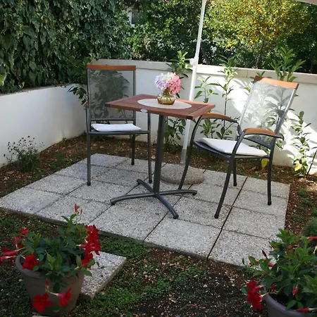 With Garden بيت ضيافة سبليت