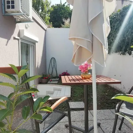 With Garden بيت ضيافة سبليت